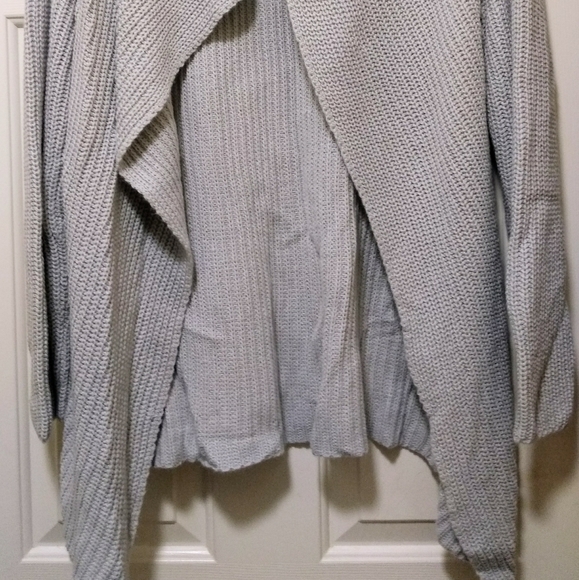 ✨ HOST PICK ✨ Open-Back, Twist Sweater - Picture 2 of 16